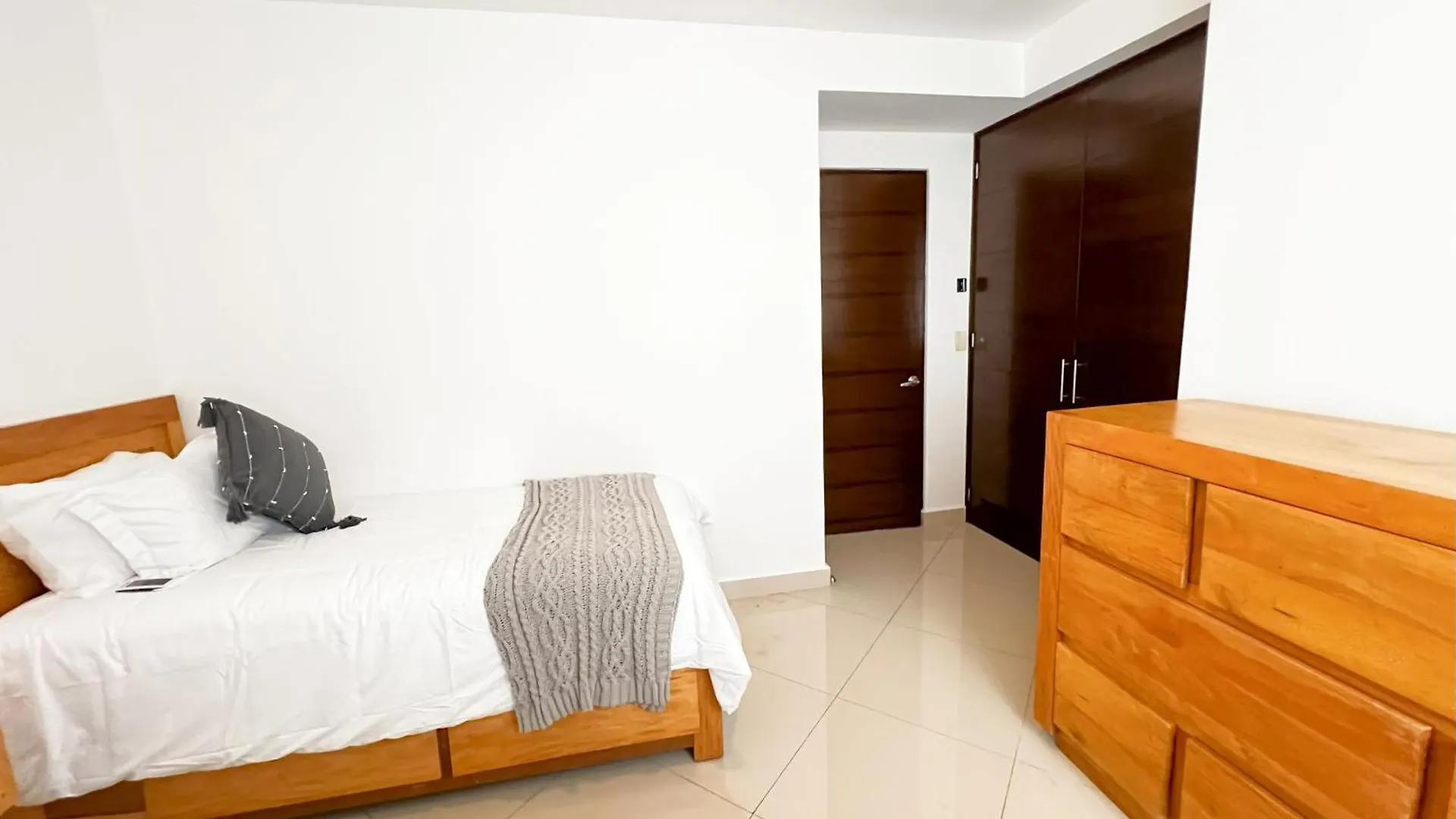 Relax, With Our Beautiful Gardens, Large Pool And Just Steps From The Beach And Lagoon 普托阿范特拉斯 公寓