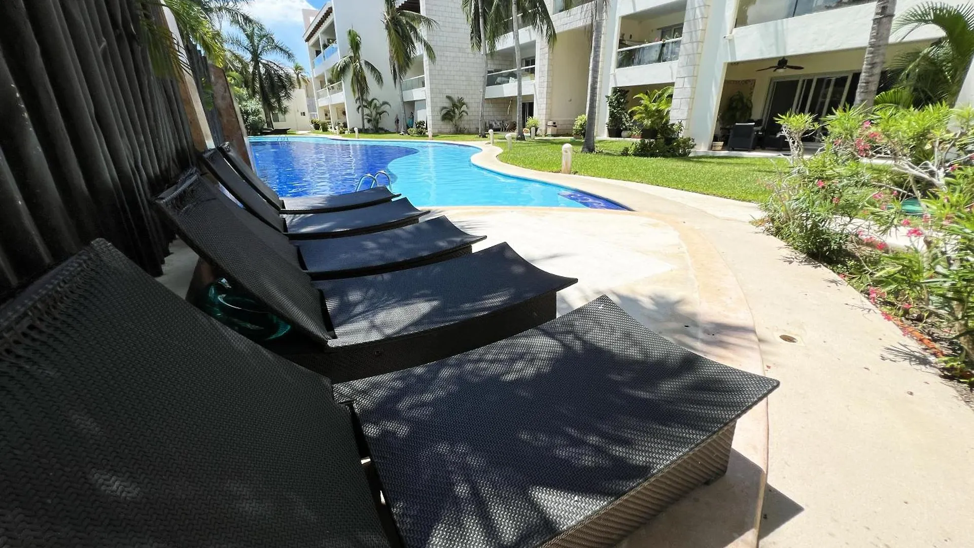 Relax, With Our Beautiful Gardens, Large Pool And Just Steps From The Beach And Lagoon 普托阿范特拉斯 公寓